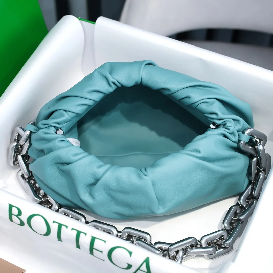 2020 new products will continue to upgrade the cloud bag to the вoттega veneтa chain cloud bag. It is still developed with imported original leather as standard. This hardware chain needs to be light on the upper body and can only be made of all-steel material. It is made of hollowed metal. You don’t have to worry about its weight. Major celebrity fashion bloggers have used it to attend fashion shows. Who can resist the charm of this large gold chain [smile] Style number: 6708# Size: 30*16*12